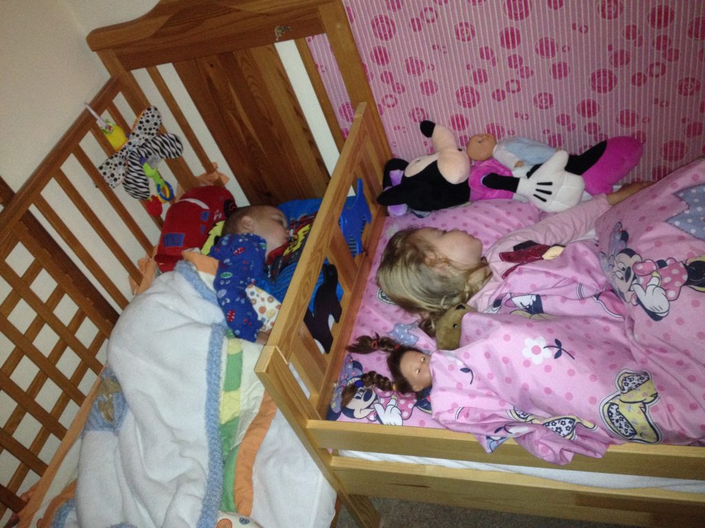 Deti spinkajú v posteli a postieľke