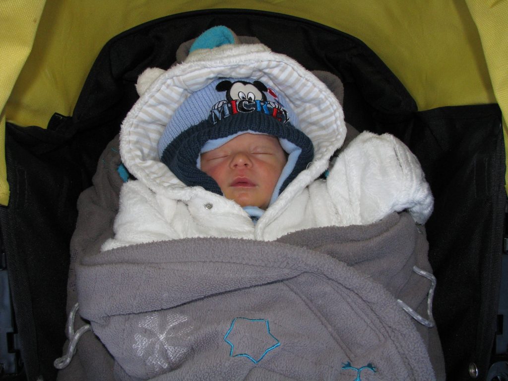 Novorodenec obleceny na zimnu prechadzku