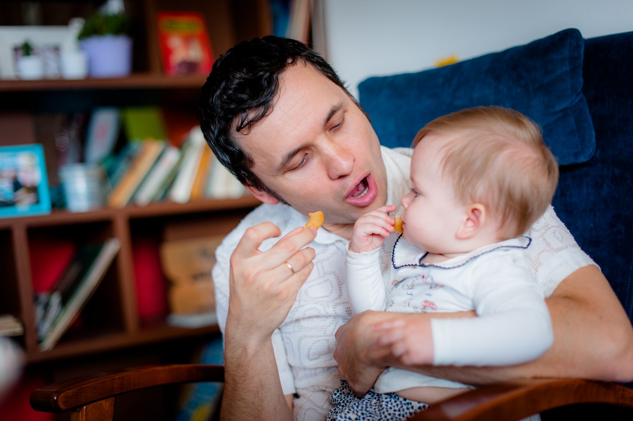 Feeding dad. Папа кормит дочку. Кормим папу Череповец.